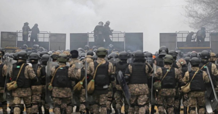 Алматыда наразылар қала әкімдігіне басып кірді. Ғимаратта өрт басталған