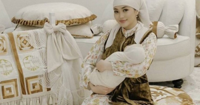 "Әкесі екеуміздің жүрегіміз қақ айырылды": Ерке Есмаханның баласы туралы қауесетке нүкте қойды