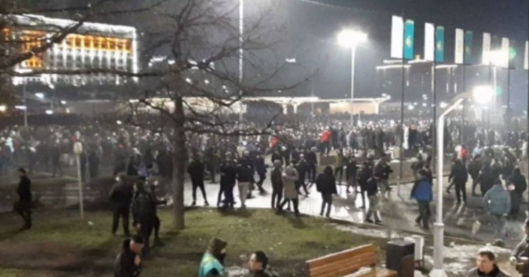 Қазақстандағы митингілер: 200-ден аса адам ұсталып, 95 полиция қызметкері жарақаттанған
