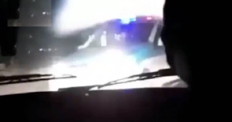 "Жұмабектің бажасымын, соған звонда". Түркістан облысында полицейлер жол ережесін өрескел бұзған жүргізушіні жібере салды (видео)