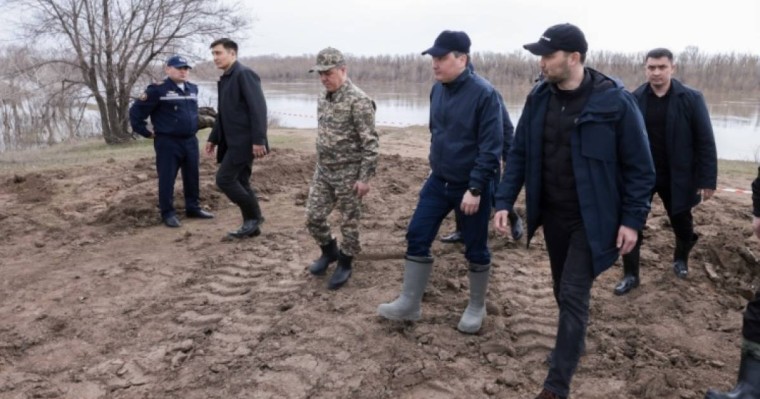 Олжас Бектенов батыс өңірлердегі су тасқынының екінші толқыны болжамдарын ескере отырып гидроқұрылыстардың жай күйін тексерді
