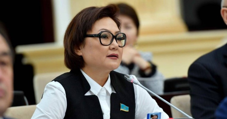 Дана Нұржігіт: «Менің шенеуніктік жұмысым бар, балаңды өзің өсіріп ал"