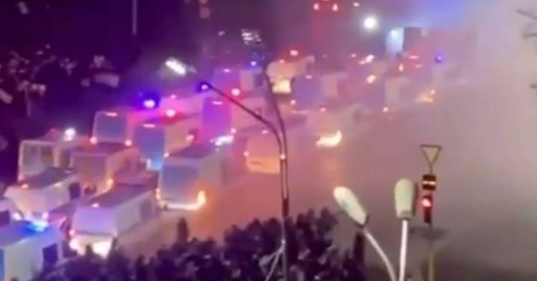 На площади Республики полиция применила светошумовые гранаты (ВИДЕО)