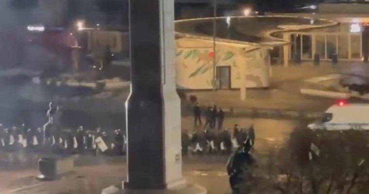 На площади Республики в Алматы собираются космонавты со щитами (ВИДЕО)