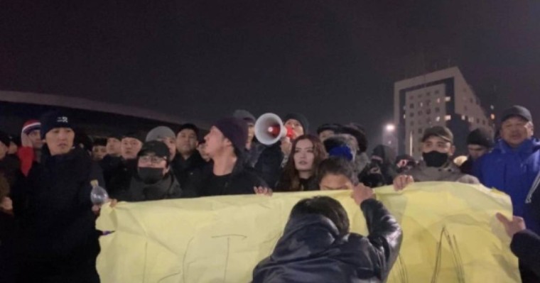 Активиста демократической партии Казахстана Жанболата Мамая избили