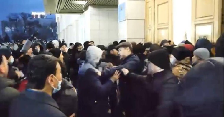 Наразылар Нұрлан Ноғаевты әкімдік ғимаратына кіргізбеуге тырысты (ВИДЕО)