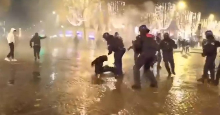 Францияның жеңілісінен кейін жанкүйерлер тарапынан Парижде тәртіпсіздіктер орын алды