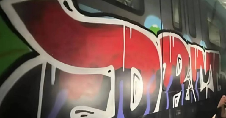 Шетелдіктер болып шықты: Астанада LRT вагондарындағы граффитилер толығымен өшірілді