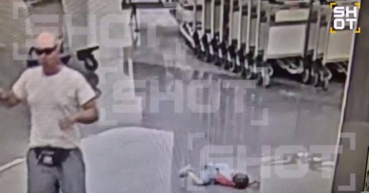 «Басын еденге ұрған». Мәскеу әуежайында балаға шабуыл жасаған ер адам қамауға алынды