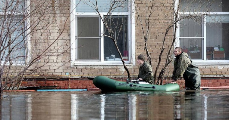 Орск тұрғындары ұрылардан қорқып су астында қалатын үйлерінде отыр