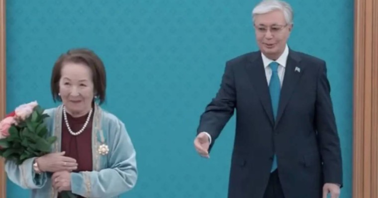 Тоқаевтың жанынан кетіп қалған атақты диктор желі жұлдызына айналды 