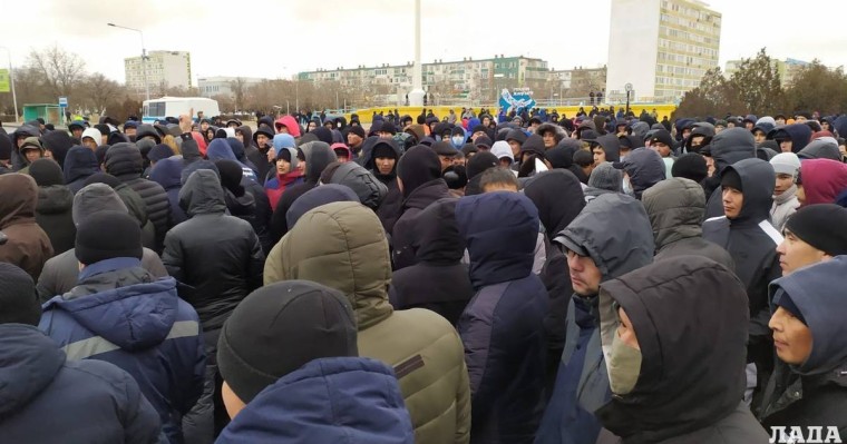 Полицейлер пікір білдірмейді: Ақтаудағы Ынтымақ алаңында не болып жатыр?