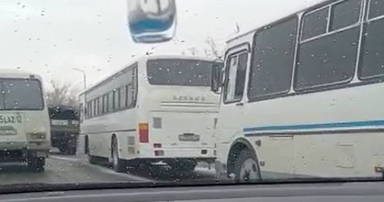 Ақтау әуежайына әскери типтегі көліктер мен автобустар жөнелтілуде