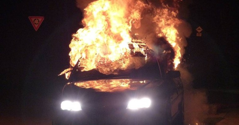 Өскеменде ер адам танысының көлігін өртеп жіберді – видео