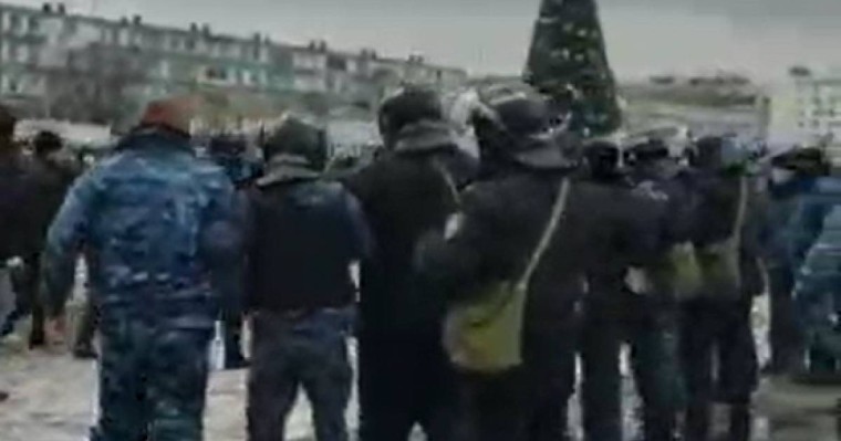 Ақтауда облыс әкімдігінің аумағын көптеген қауіпсіздік қызметкері қоршауға алды