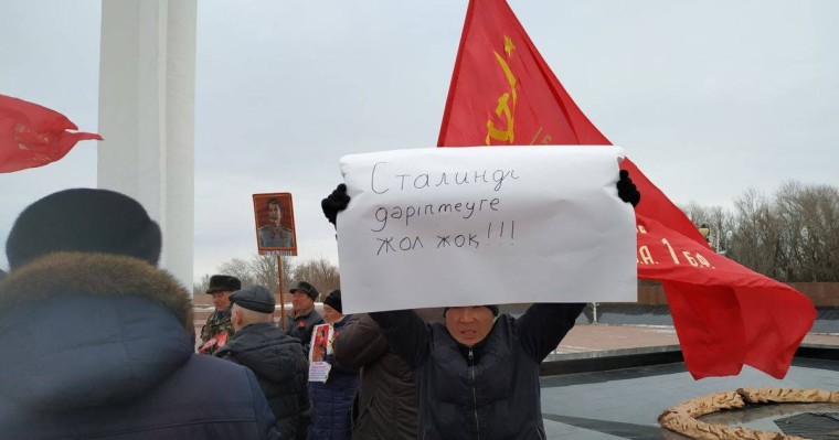 Оралда Сталинге арнап гүл шоғын қойды; акцияға қарсылық танытқан адам ұсталды