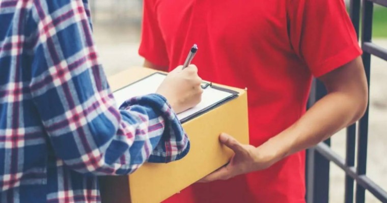 Жаңа аяқ киімнің орнына шабарман марихуана толтырылған қорап әкелген