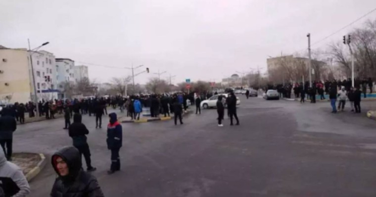 Жаңаөзенде газ бағасына шүйліккен жұрт наразылыққа шықты (видео)