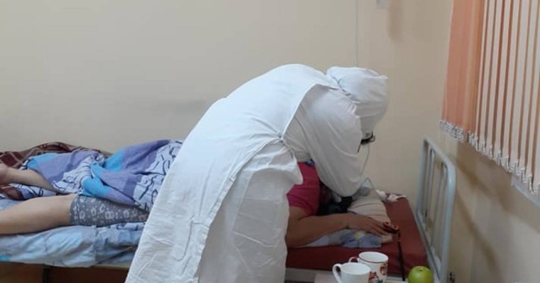 Тыныс алу аппараттарын қосатын розетка жоқ: Сәуле Әбілдаханқызы ковид ауруханасындағы былықты айтты