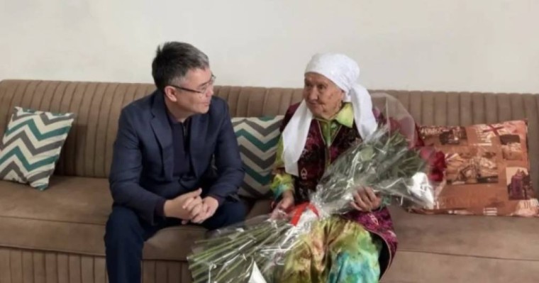 Президент 92 жастағы атыраулық әжеге алғыс айтты (фото)
