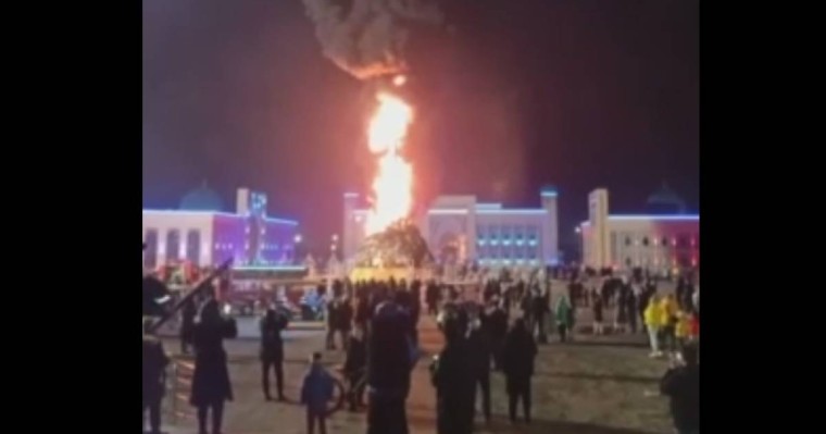 Тараздағы жаңа жылдық шырша өртеніп тынды (ВИДЕО)