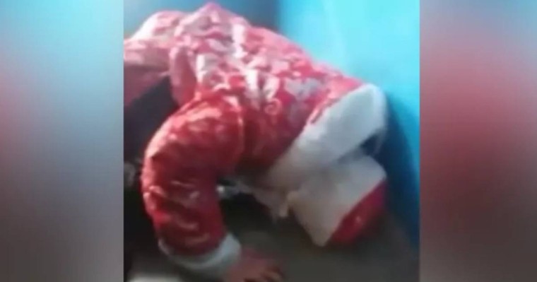 Подъезде мас боп ұйықтап қалған Аяз ата күлкіге қалды (ВИДЕО)