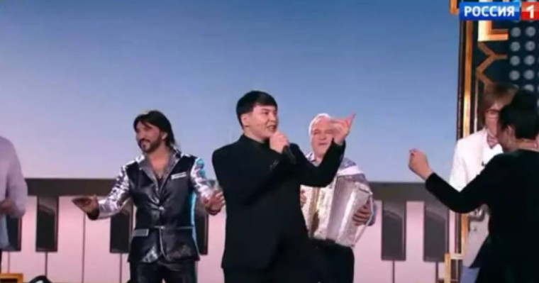 "Шудың бойында" әнін Малаховтың шоуында орындаған Ахан Отыншиев ресейліктерді тәнті етті
