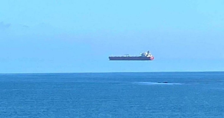 Аспанда "жүзген" кеме суретке түсіп қалды