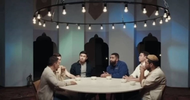 "Дұрыс емес киінгендіктен": Зорлық-зомбылықтың себебін қыздарға жаппақ болған ерлердің подкасты желі қолданушылардың шамына тиді