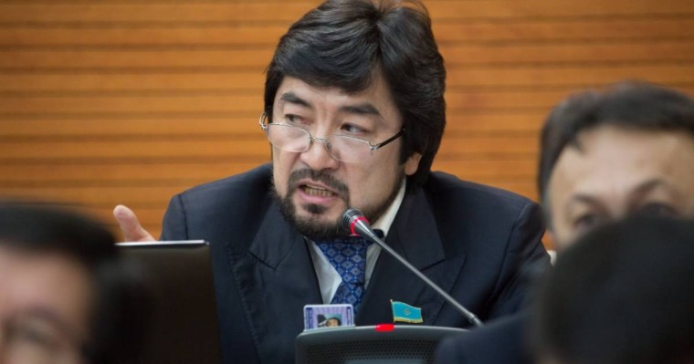 Экс-депутат журналистке қол көтерді (ВИДЕО)