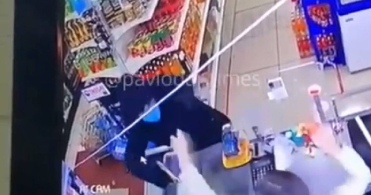 Павлодарда жас қыз супермаркетті тонамақ болған ер адамды ұрып тастады (видео)
