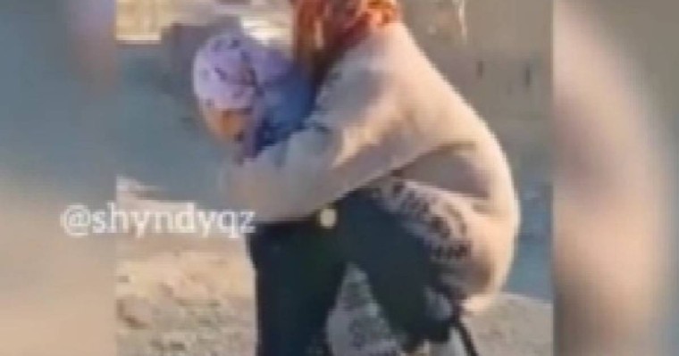 Енесін арқалаған келіннің әрекеті жұртты сүйсінтті (ВИДЕО)