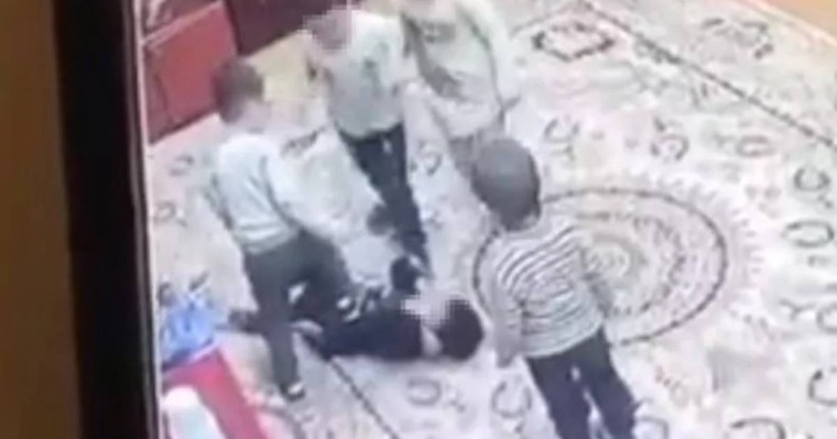 Бүлдіршінді жабыла тепкілеген балалардың видеосы жұртты шошытты (ВИДЕО)