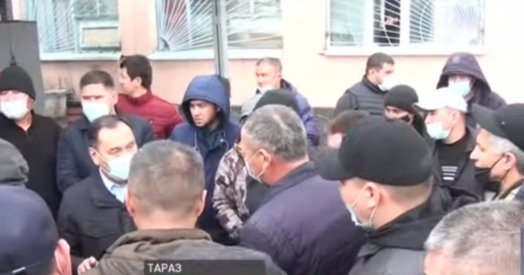 "Жұмыс істетпей отыр": Таразда жүзге жуық такси жүргізушісі наразылыққа шықты