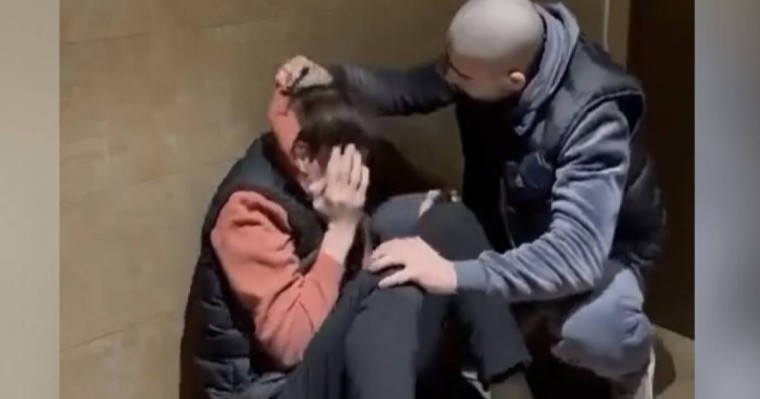 Беттен ұрма, родной: Алматыда ер адам жас баланы аяусыз сабаған