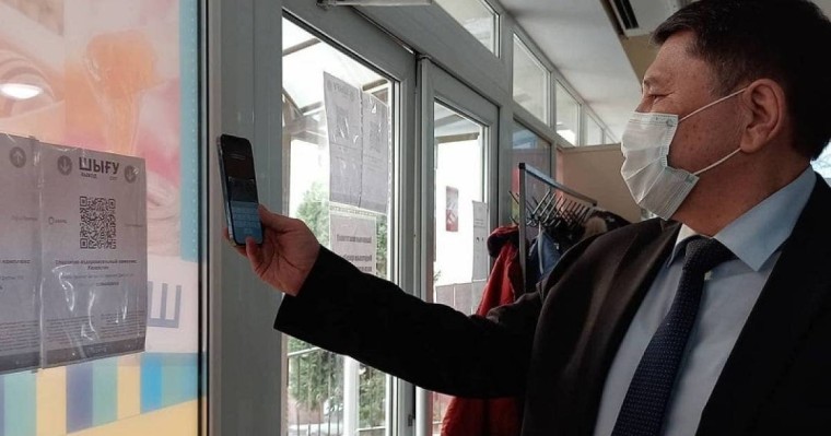 iPhone 12 ұстап тұрған Жандарбек Бекшин желіде қызу талқыға түсті