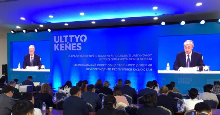 Тоқаев "жала жабуды" декриминализациялау, митингінің "ескерту" формасын енгізу жайлы айтты