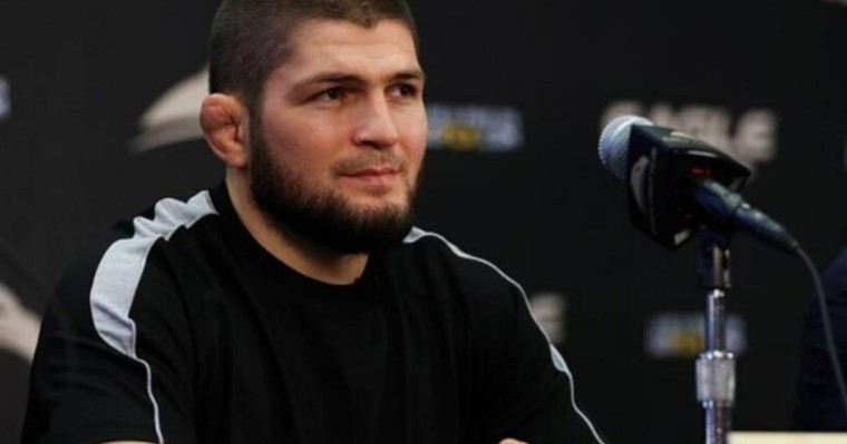 Хабиб Нұрмагомедов достарын құтқарған қазақстандық балаға кітап сыйлады