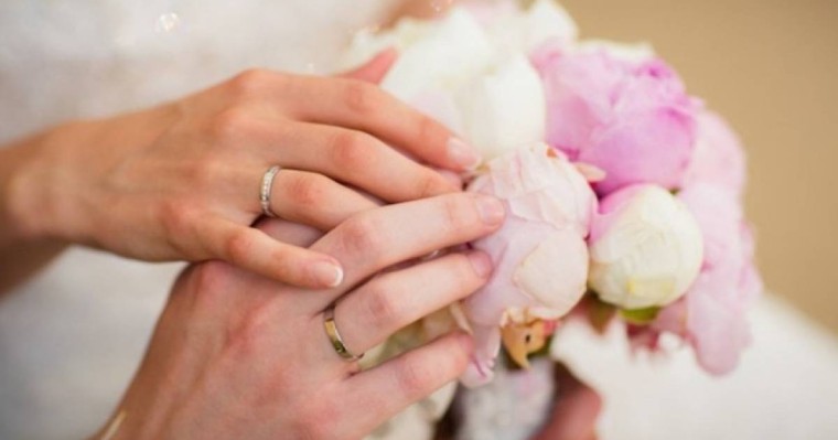 22 жастағы бойжеткен бетіне қышқыл шашып, күйдіріп тастаған жігітке тұрмысқа шықты