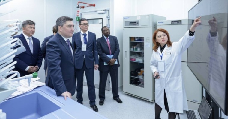 Премьер-Министр Олжас Бектенов NU-дың жоғары функционалды зертханаларымен және ғалымдардың жаңа әзірлемелерімен танысты
