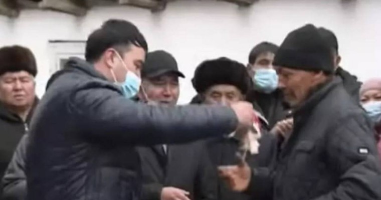 Алматы облысында 7 баланың анасына ауылдастары асарлатып үй алып берді (видео)