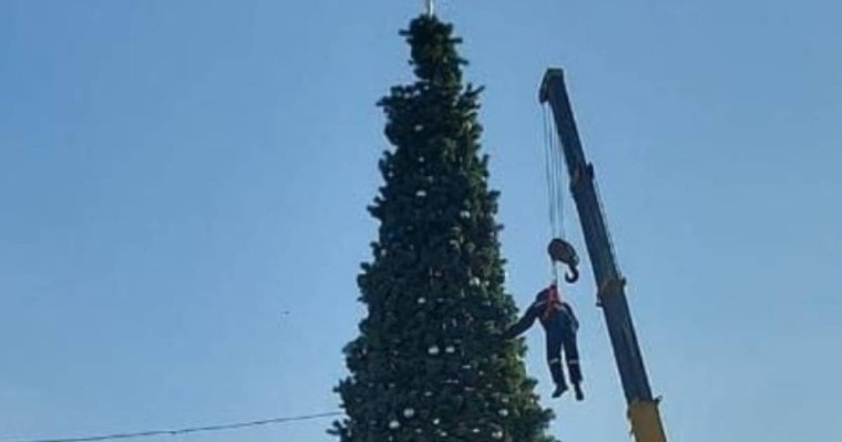 Кранда ілініп, шырша безендірген жұмысшы жазалануы мүмкін