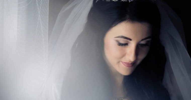 Сүйіктісімен айырылысқан ару өзіне-өзі тұрмысқа шығып алды