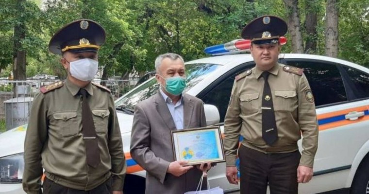 Нұр-Сұлтанда балаларды жанып жатқан көліктен құтқарған ер адам марапатталды