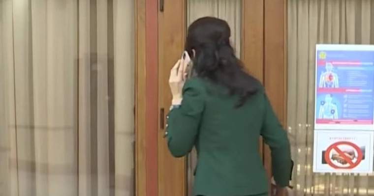 Журналистерден қашқан бір топ депутат күлкіге қалды (ВИДЕО)