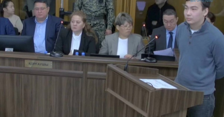 "Алқабилерге теріс қарап тұрып жауап береді": Адвокаттардың шағымынан кейін Бишімбаев сотындағы трибуна орны ауыстырылды