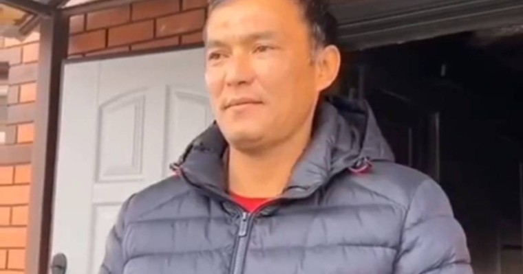 Ауыл әкімі өртеніп жатқан үйден газ баллонын алып шықты