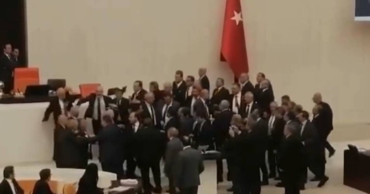 Түрік депутаттарының пікірталасы төбелеспен аяқталды (видео)