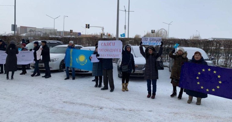 Нұр-Сұлтанда изолятордан шыққан белсенділерді полицияға апарды