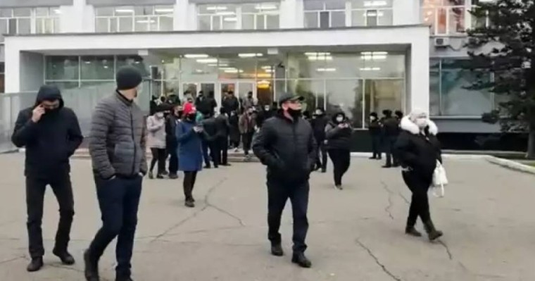 «Біз шаршадық» - карантин шараларына ашулы семейлік кәсіпкерлер митингке шығып, әкімдікке келді